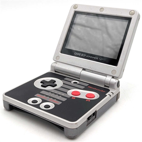 Gameboy Advance SP - Model AGS-001 - NES Edition - Konsol - SNR XEH14345007 (B Grade) (Genbrug)
